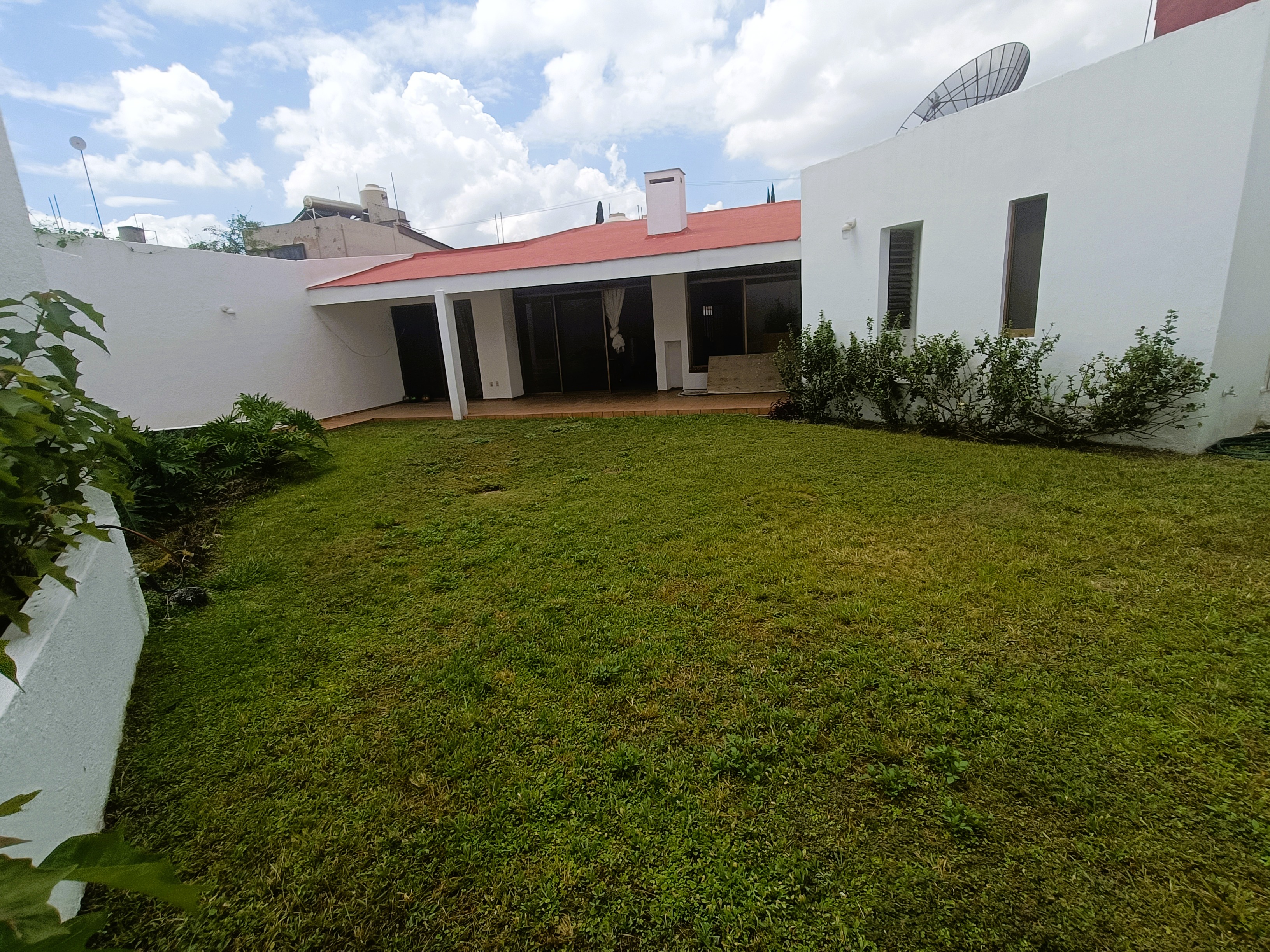 Casa grande sobre calle amplia y tranquila de 1 planta remodelada Residencial victoria apto tambien para oficinas puerta cerrada