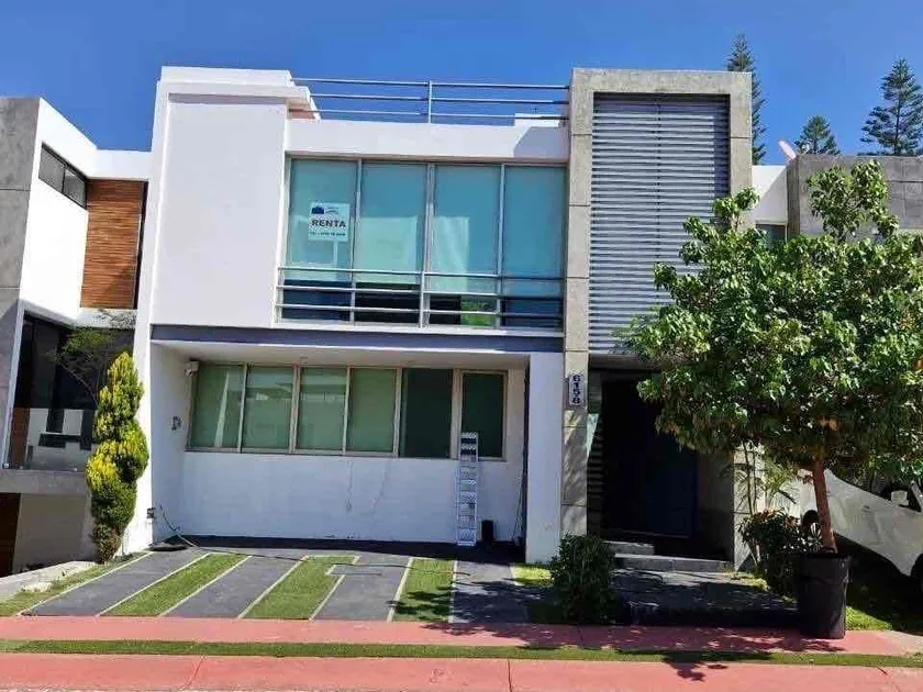 Casa en Renta Av. López Mateos Sur, Fraccionamiento La Rioja, Los Gavilanes, Jalisco, México