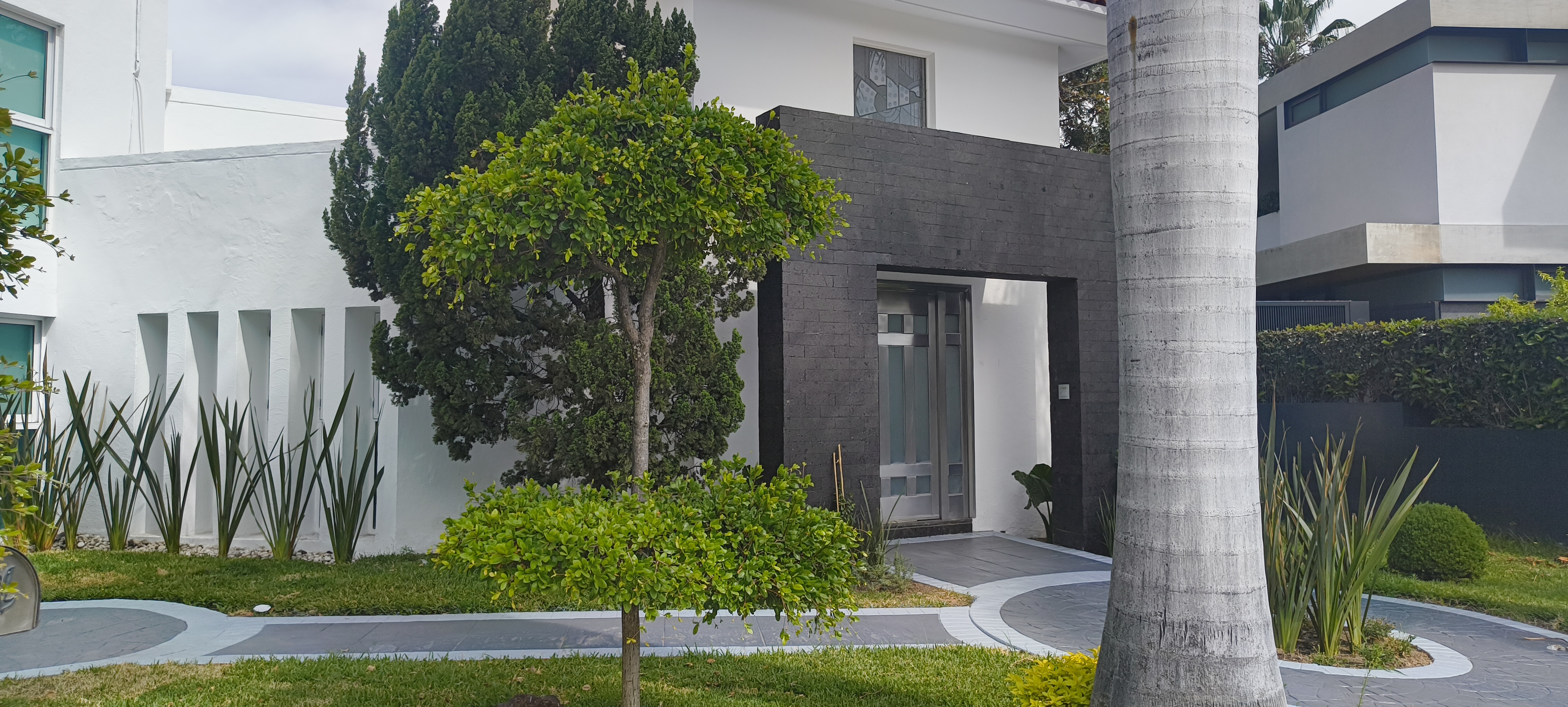 casa en renta Puerta de Hierro 1,065 m2 jardín amplio habitación principal en Pb sótano y dos niveles